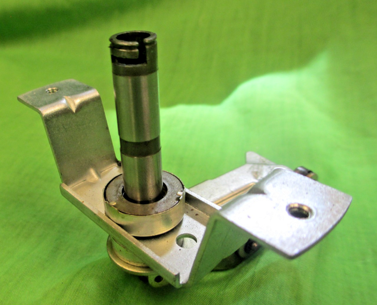 DUAL TURNTABLE 1009SK PLATTER SUPPORT HOUSING & BEARING ASSEMBLY CLEAN USED