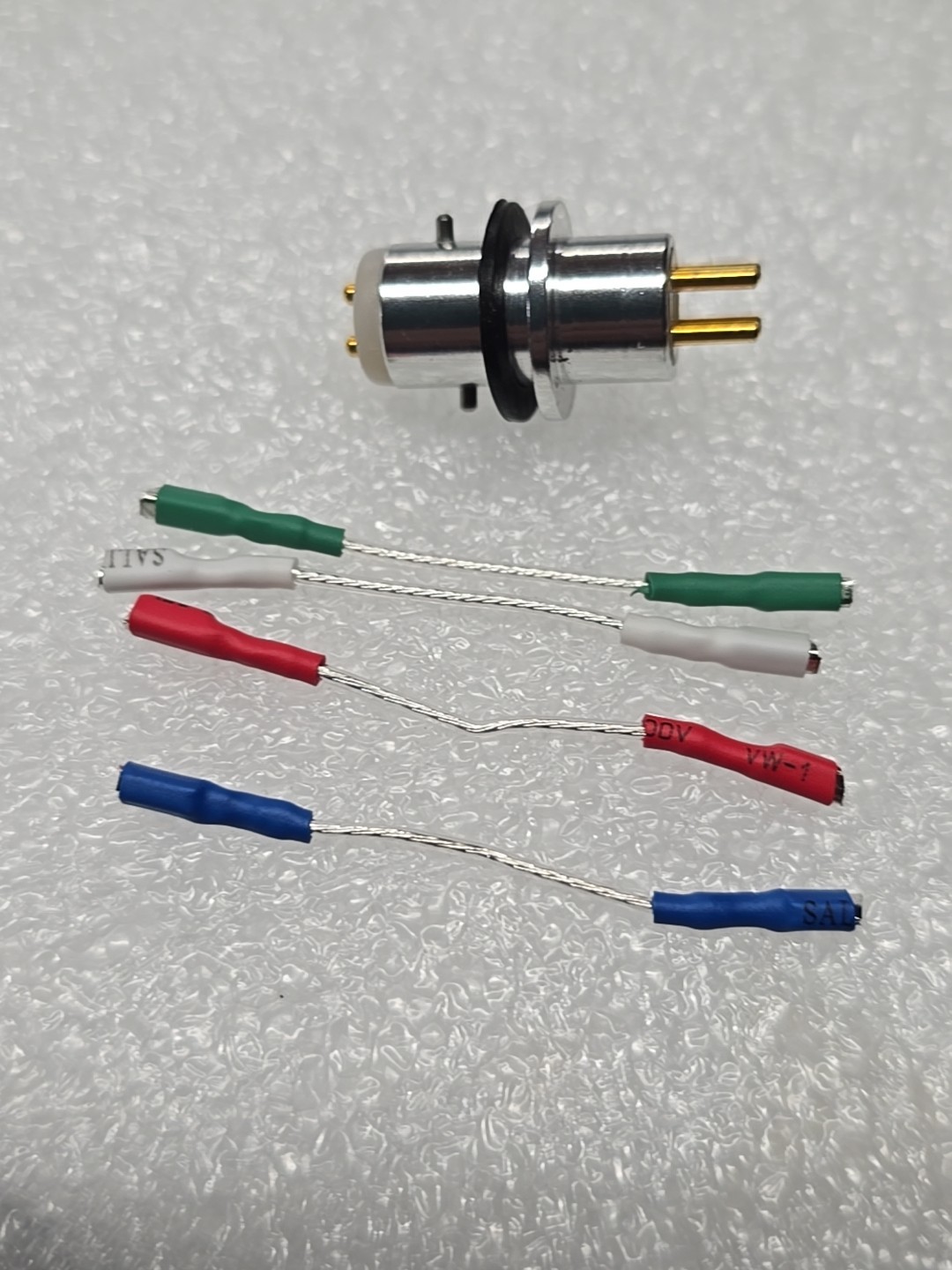 NEW Universal Turntable Headshell 4 Pin Gold Plated Connector With 2 Lock Pins