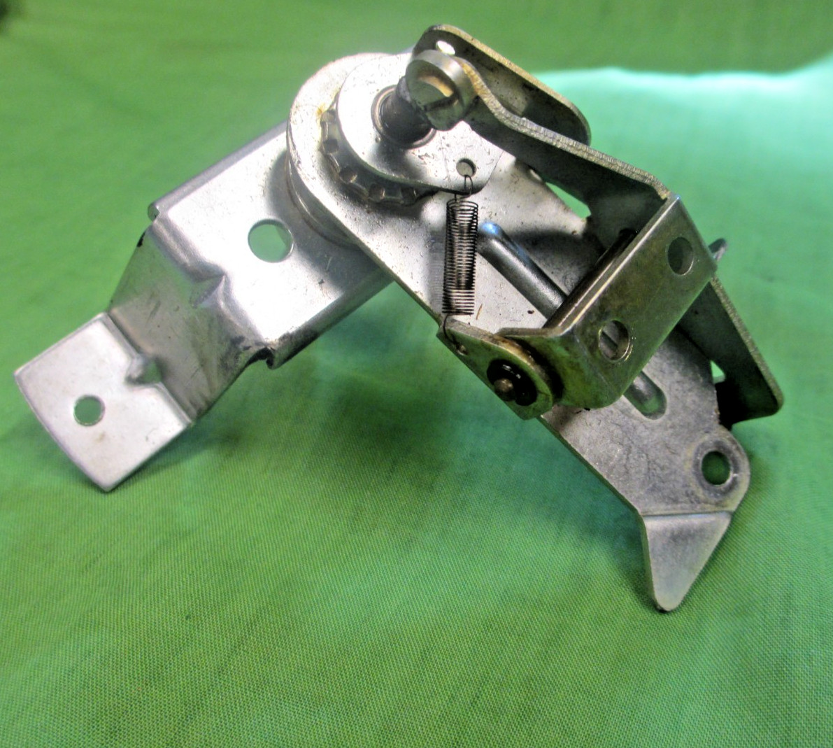 DUAL TURNTABLE 1009SK PLATTER SUPPORT HOUSING & BEARING ASSEMBLY CLEAN USED