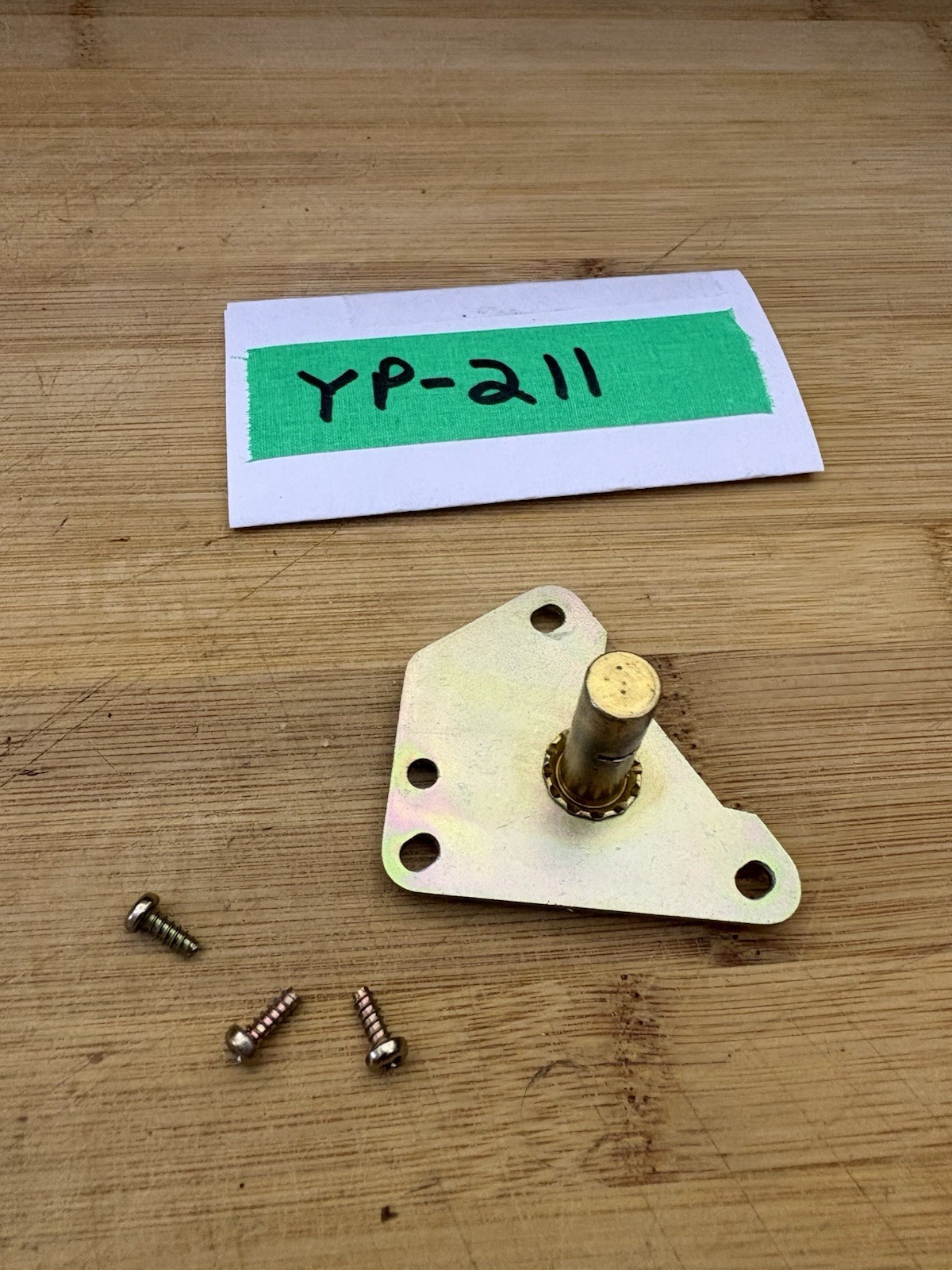 Yamaha YP-211 Turntable Part: Spindle/bearing Well