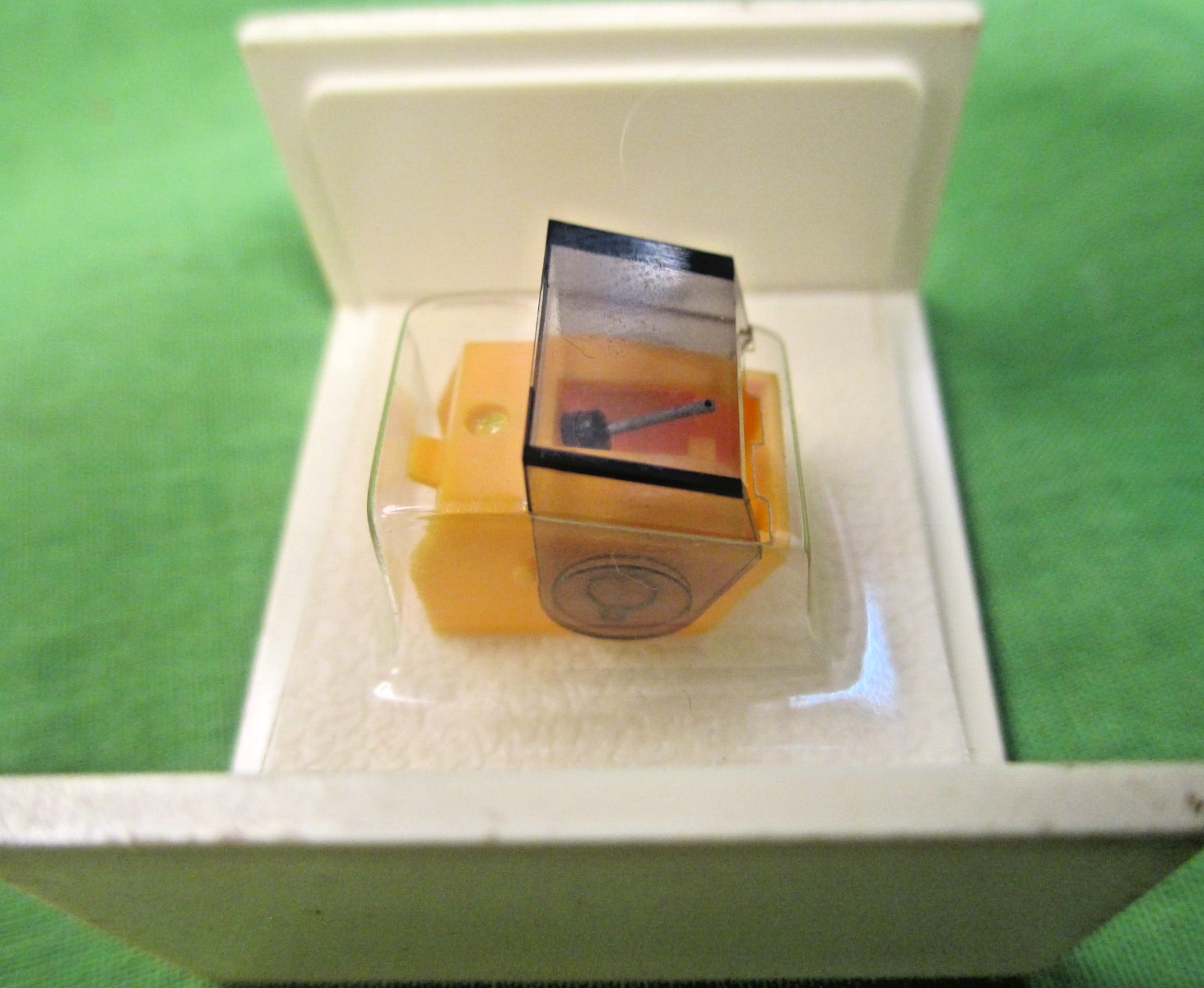 GENUINE AUDIO TECHNICA AT 105 STYLUS IN ORIGINAL CONTAINER FROM JAPAN NOT CHINA