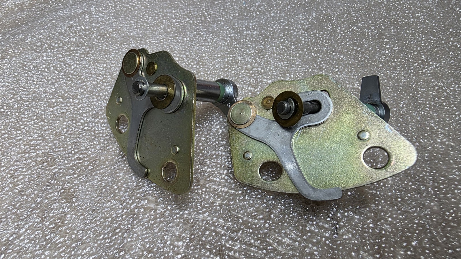 Technics SL 1600mk2. Locking plate/knob. 2 Pieces (free shiping)