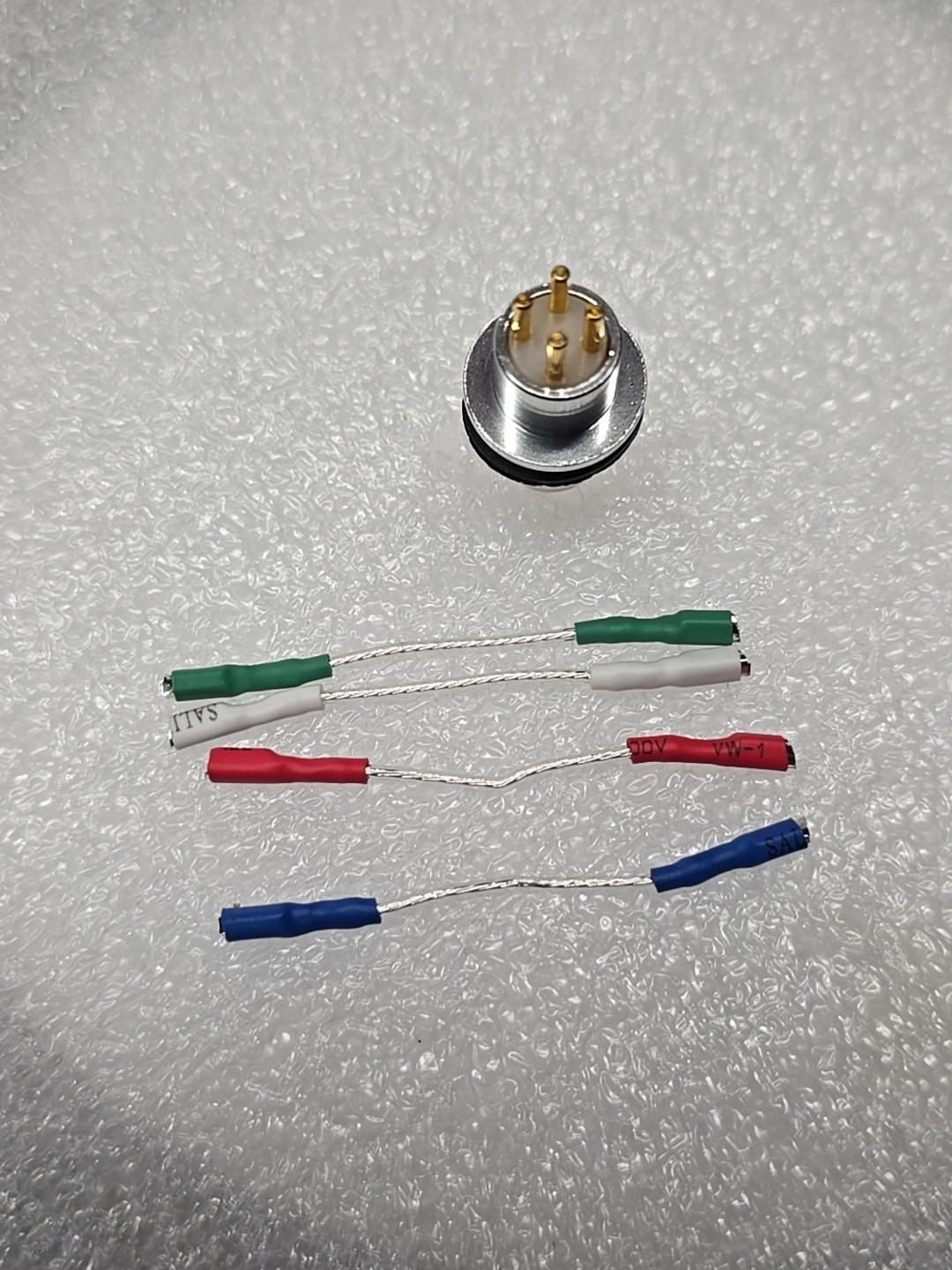 NEW Universal Turntable Headshell 4 Pin Gold Plated Connector With 2 Lock Pins