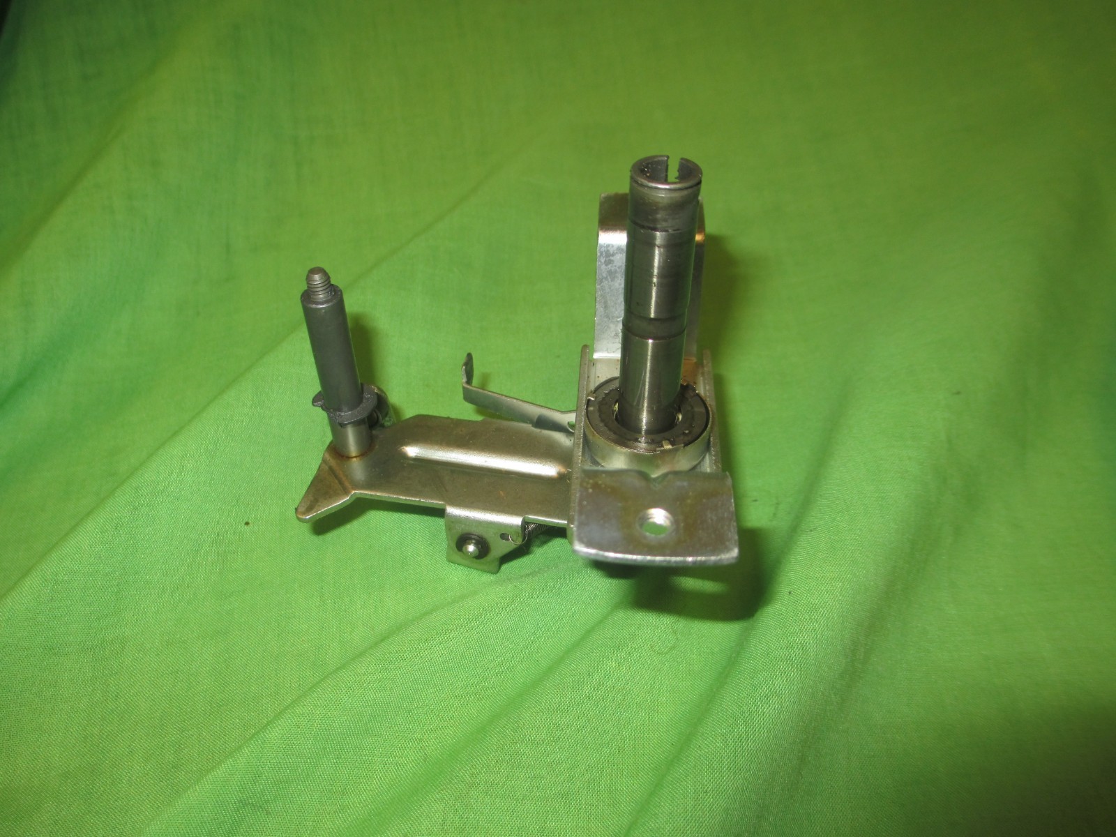 DUAL 1009 TURNTABLE BEARING SUPPORT BRACKET PT # 12 F-U 22 WITH PLATTER BEARING
