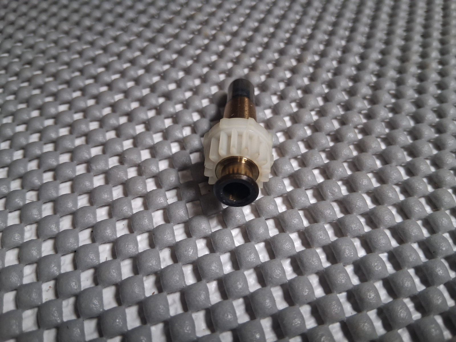 OEM Single Center Record Spindle w/ Gear from a TECHNICS SL-B260 Turntable *PART