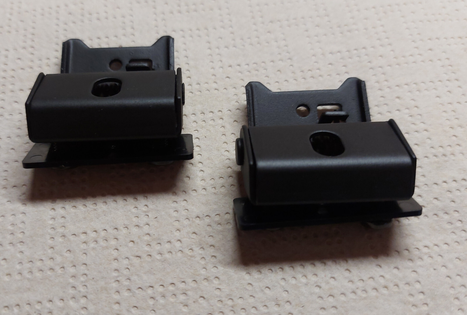 2x DUST COVER HINGE HINGES LID TURNTABLE – NOS NEW – SANYO TP-1012 TP1012
