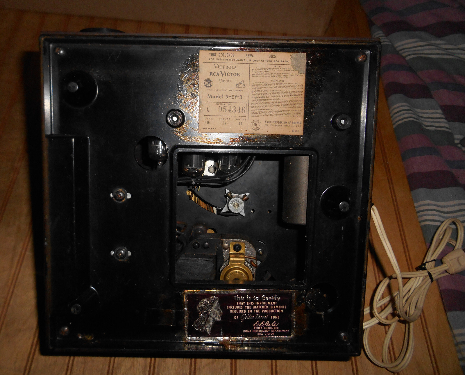 RCA 45 MODEL 9EY3 RECORD PLAYER AS IS FOR PARTS / REPAIR NO CRACKS/CHIPS IN CASE
