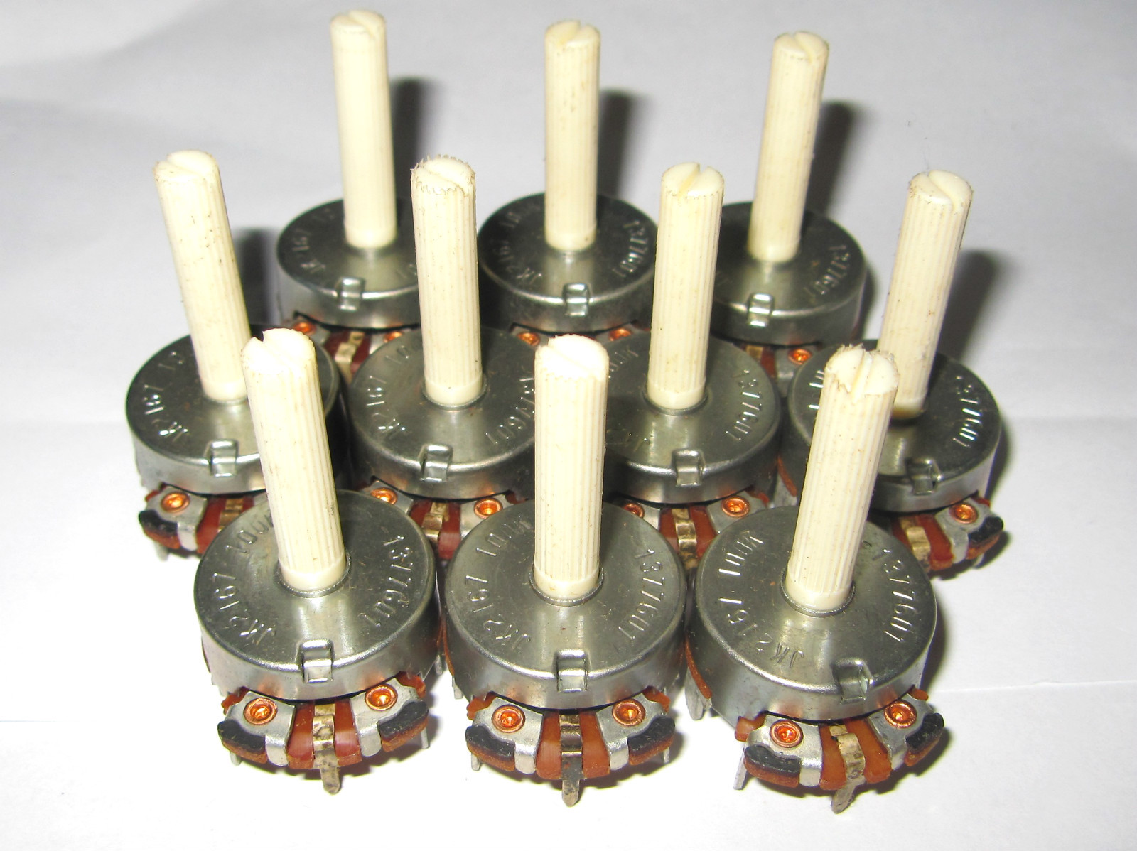 10 x CTS JK2167 – 100K ohm Pot – Linear Taper, 1/2W, split tip – knurled shaft S