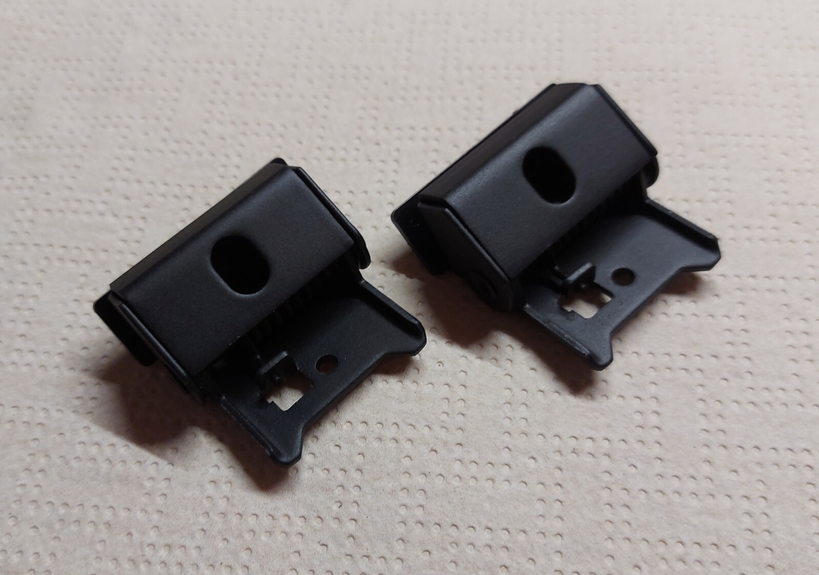 2x DUST COVER HINGE HINGES LID TURNTABLE – NOS NEW – SANYO TP-1012 TP1012