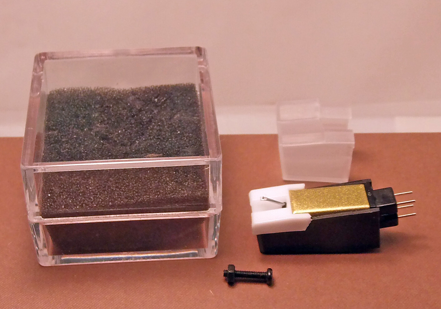 P-MOUNT UNIVERSAL TURNTABLE CARTRIDGE NEW IN BOX INCLUDES NEEDLE, SCREW and NUT