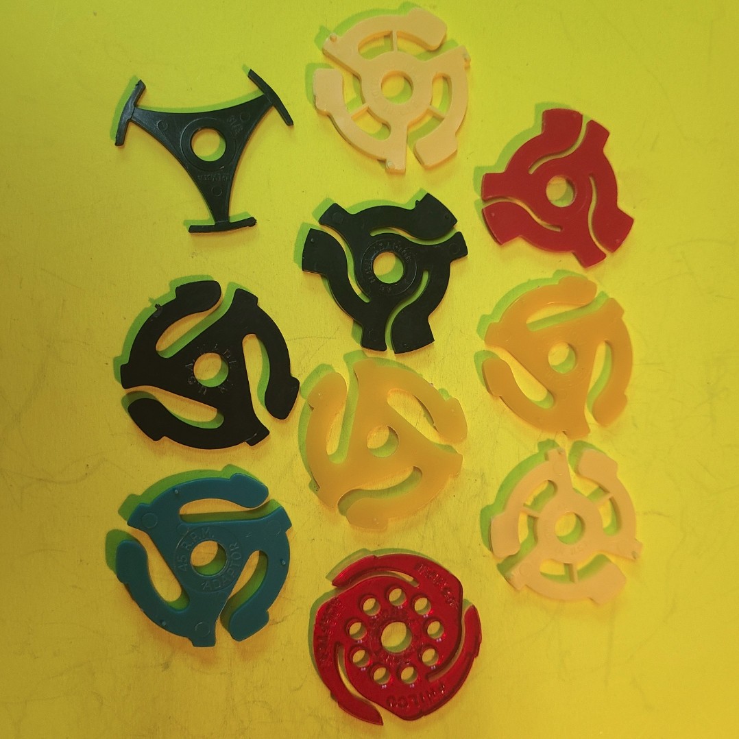 10 Assorted Yellow – Red – Black = Blue Adapter 45rpm Center Pieces in Canada*